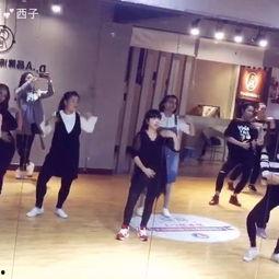 国庆诵读成人舞蹈视频,舞蹈演绎成人礼的庄严与青春